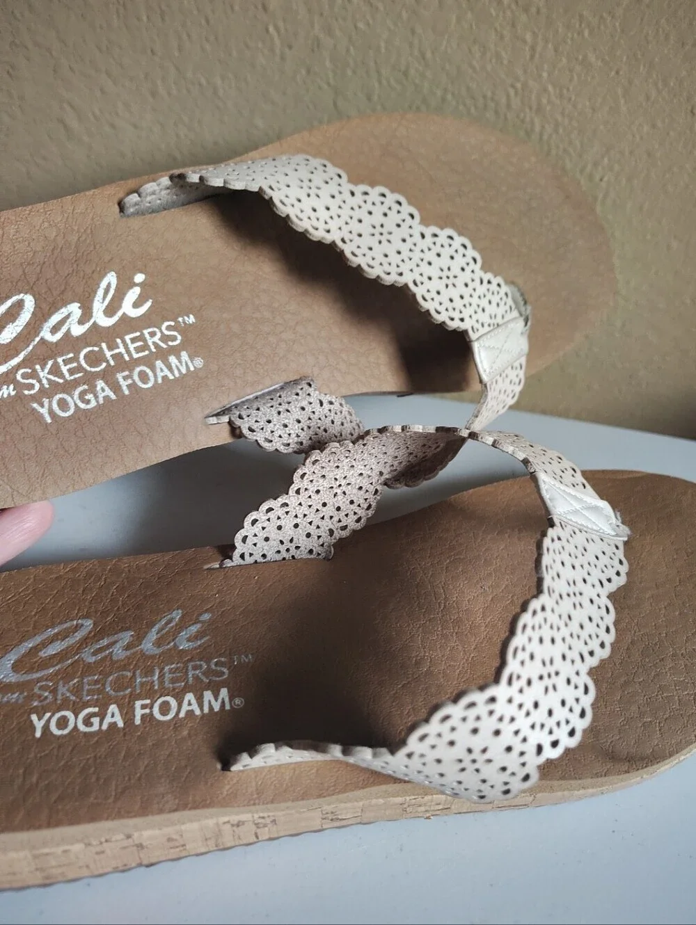 Skechers Cali Yogo Foam Thong Slip On Sandals Sz 10/11 Perforated Cream Upper